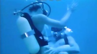bottle,underwater